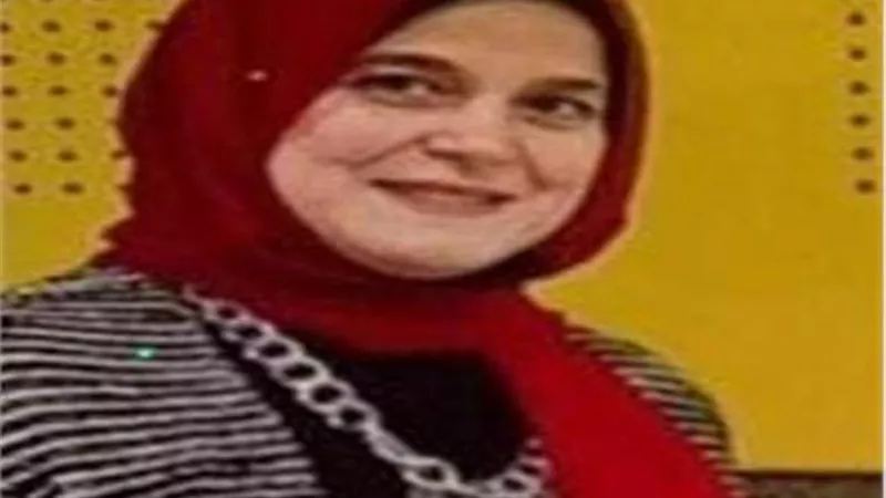 محافظ الإسماعيلية يطمئن على مفتشة بالتموين