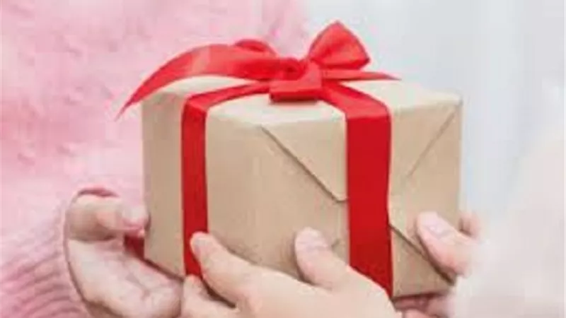 الهدية ..حكمها اذا كانت بشئ مُهدى وهل يُنقص اجرها الندمُ عليها