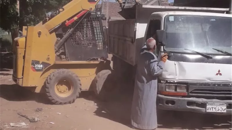 إزالة حالة تعدى ورفع ١٢ طن مخلفات بأرمنت جنوب غرب الأقصر