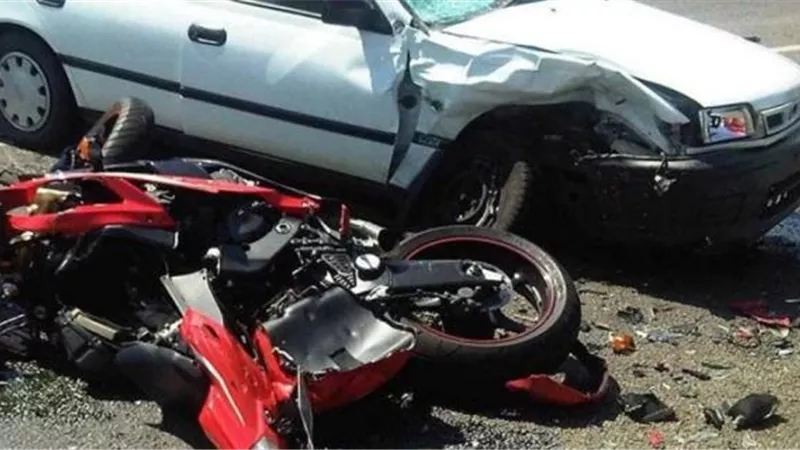 إصابة 3 في تصادم سيارة ودراجة بخارية بطريق ترعة نجع حمادي بسوهاج
