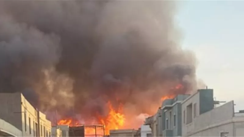 نشوب حريق داخل مخزن أخشاب بكرداسة