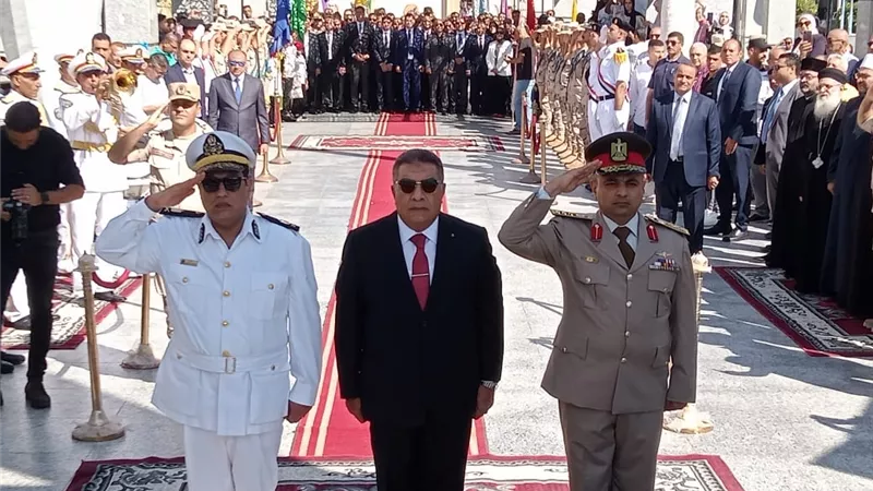 محافظ الدقهلية يضع إكليل الزهور على النصب التذكاري