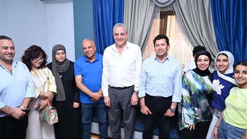 وزير الشباب يزور أسرة محمد صلاح بمنزله فى الغربية
