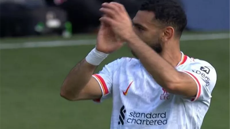 صلاح يغادر ملعب المباراة ولويس دياز بديلا
