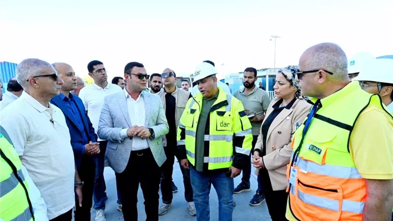 وزير الإسكان يتفقد موقف تنفيذ أبراج الداون تاون بالعلمين