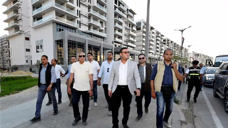 وزير الإسكان يتفقد أعمال تشطيب وحدات الأبراج الشاطئية بالعلمين الجديدة