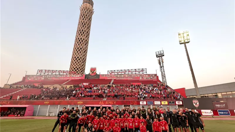 بحضور الخطيب.. فريق الكرة بالأهلى يهنئ أبطال اليد ببرونزية العالم