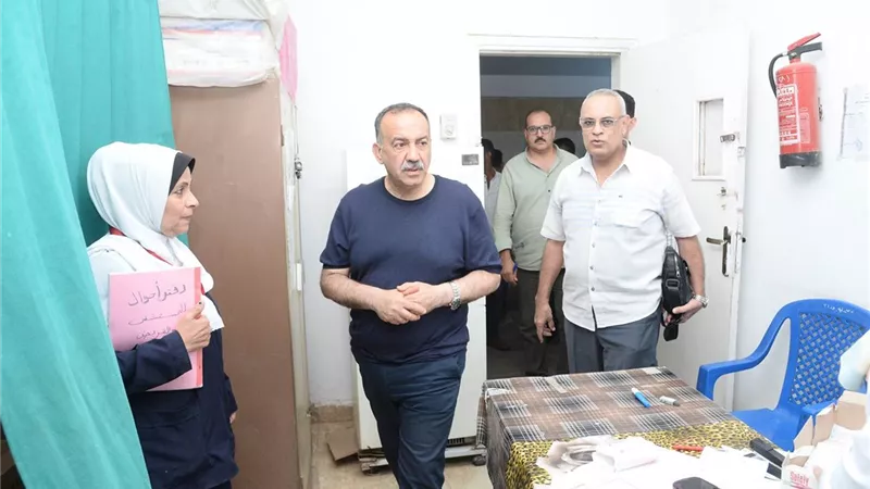 محافظ أسيوط يفاجئ مستشفى ديروط ليلاً ويوجه بالاهتمام بالنظافة