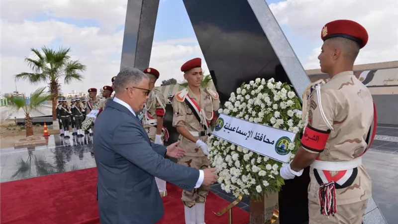 إكليلًا من الزهور على النصب التذكاريِّ لشهداء الجيش الثاني