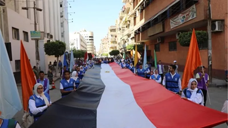 مسيرة شبابية لوضع اكليل الزهور علي النصب التذكاري بالمنوفية