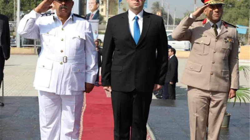 محافظ بني سويف يضع إكليل الزهورعلى النصب التذكاري للشهداء