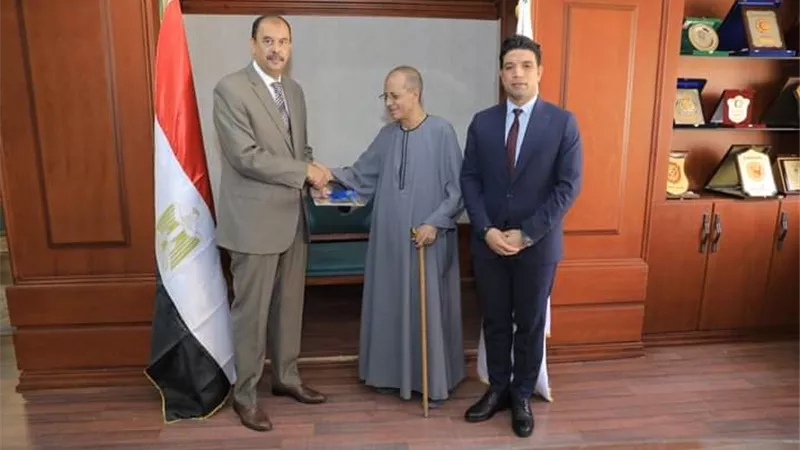 محافظ سوهاج يسلم 13 عقدا لتقنين أراضي أملاك الدولة للمواطنين