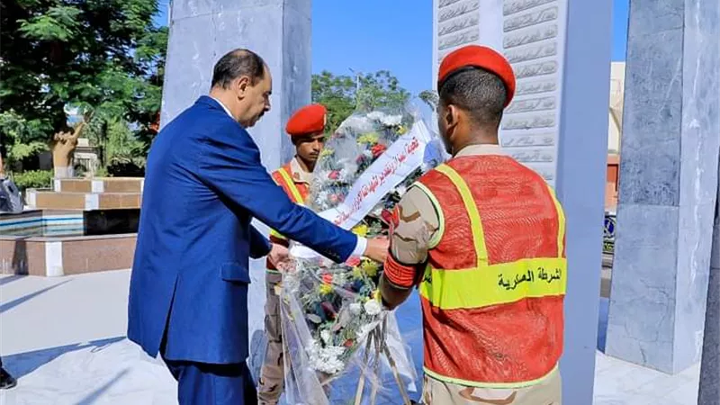 محافظ سوهاج يضع إكليلا من الزهور على النصب التذكاري لشهداء أكتوبر