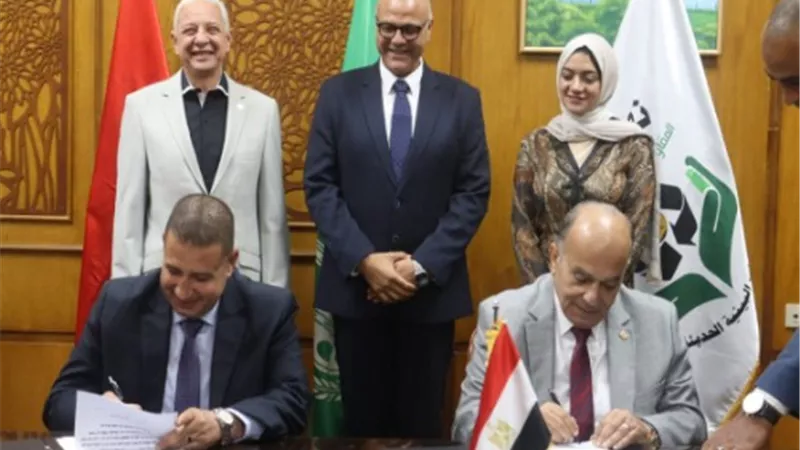 محافظ القليوبية يجدد عقد شركة نهضة مصر لتولي مهام النظافة بشبرا والخصوص