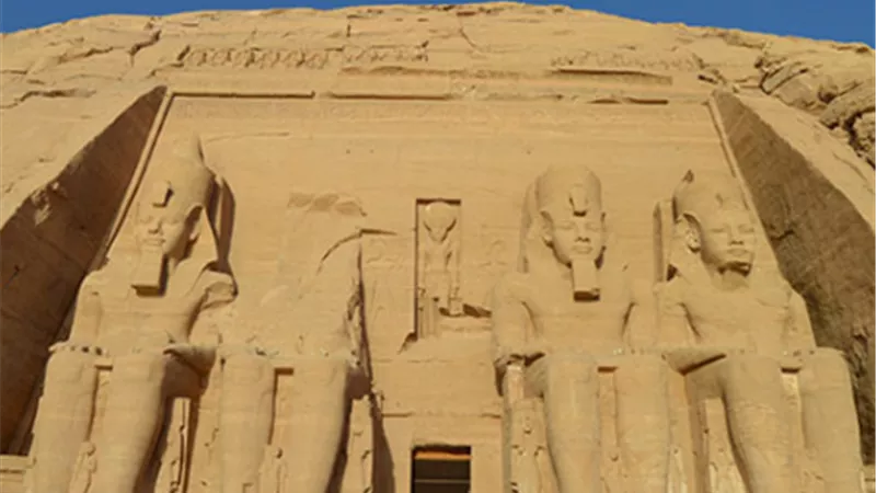سائح انجليزى يدفن رفات والدته داخل معيدى أبو سمبل