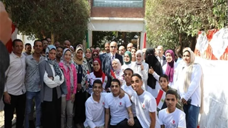 محافظ المنيا يوزع هدايا ويصرف مكافأت بمناسبة انتصارات أكتوبر
