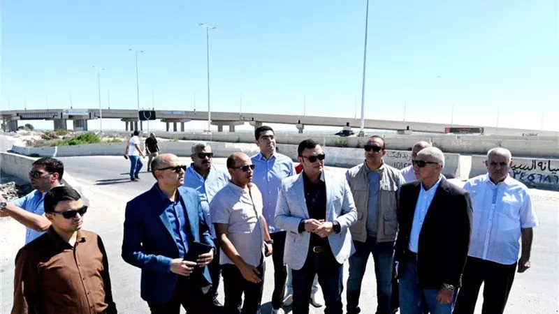 بالصور.. وزير الإسكان يتفقد أعمال التطوير بمركز مارينا العلمين السياحى