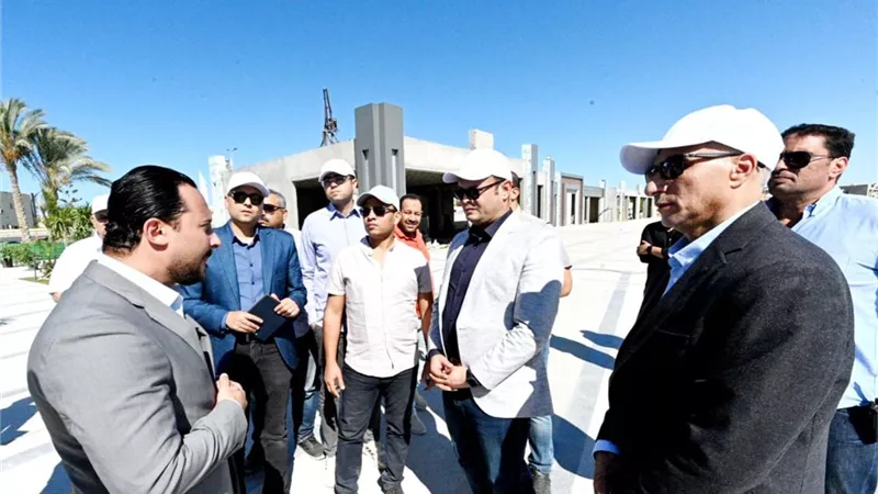وزير الإسكان يتابع سير العمل بمشروع 