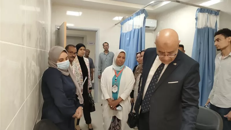 وكيل الوزارة الصحه يتفقد القافلة الطبية بقرية المحروسة بقنا