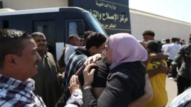 شاهد.. فرحة أهالى المفرج عنهم بمناسبة نصر أكتوبر المجيد