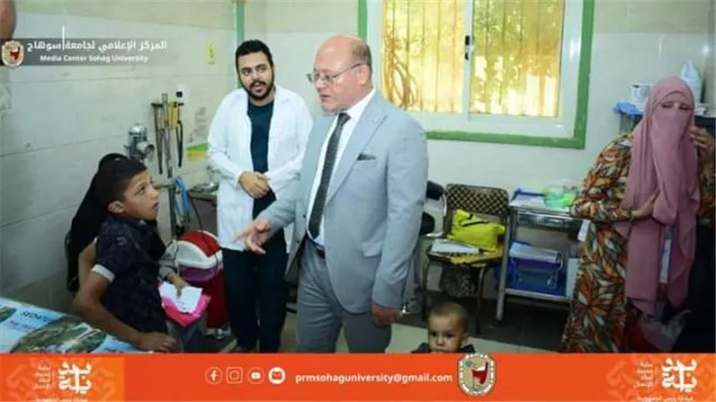 النعماني يلتقي بالمرضي في مستشفي سوهاج الجامعي