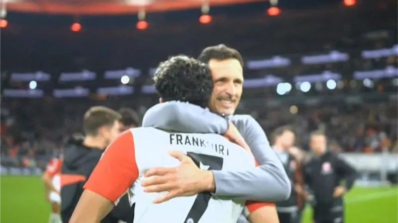 ماذا قال مدرب فرانكفورت بعد التعادل مع البايرن.. وتألق مرموش؟