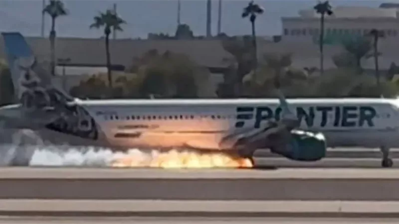 بالفيديو.. نيران تشتعل أسفل طائرة أثناء هبوطها