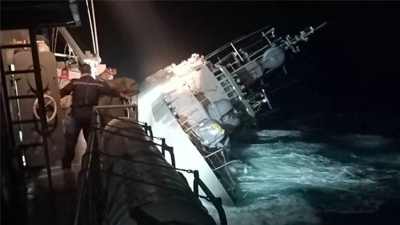 غرق سفينة تابعة للبحرية النيوزيلندية قبالة جزيرة ساموا وإنقاذ 75 راكبا