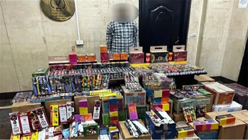 15 ألف قطعة ألعاب نارية بحوزة مالك شركة وعامل فى المعادى