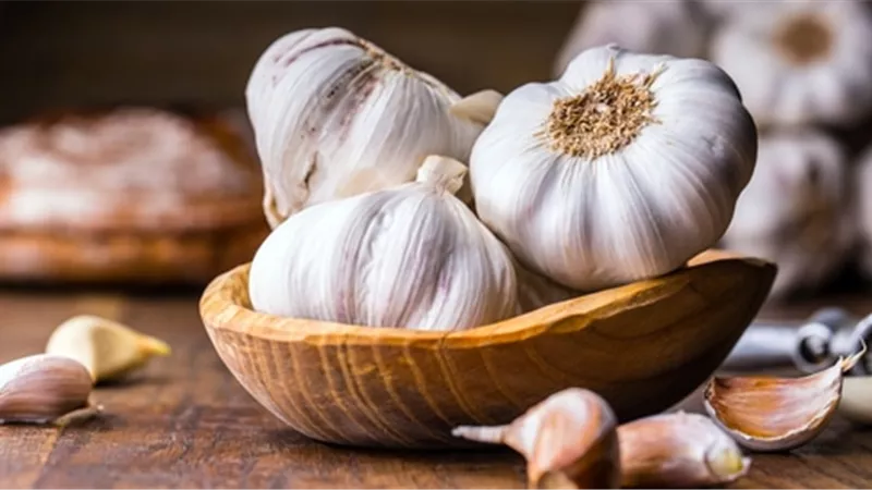 طبيب ينصح بتناول فصين من الثوم يومياً..اعرف السبب