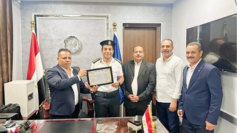 المنظمة المصرية الدولية تكرم مدير إدارة مرور محافظة المنيا