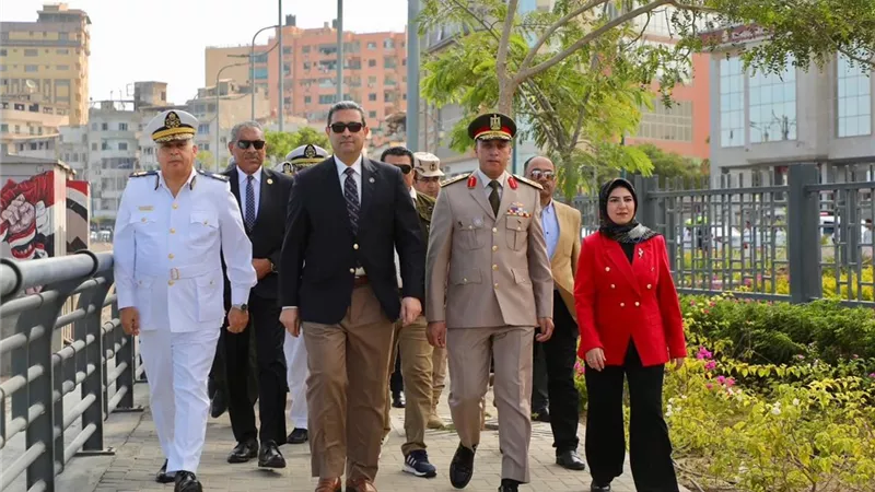 محافظ دمياط يضع إكليلا من الزهور على النصب التذكارى للشهداء