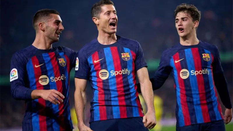 برشلونة يعلن حجم إصابة فيران توريس.. ومدة غيابه