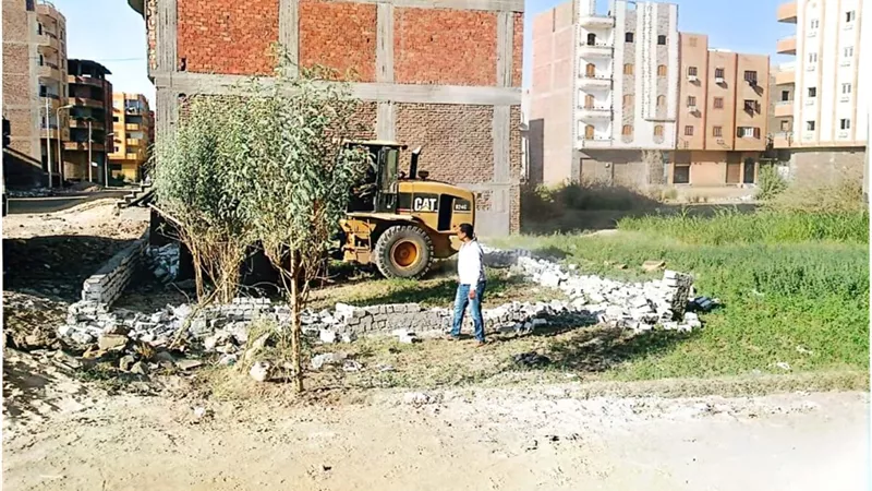 إزالة سور مخالف بحوض ١٨ بمدينة الأقصر