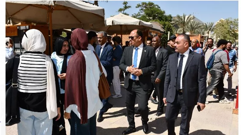 رئيس جامعة حلوان يتفقد كلية التجارة في بداية العام الدراسي الجديد