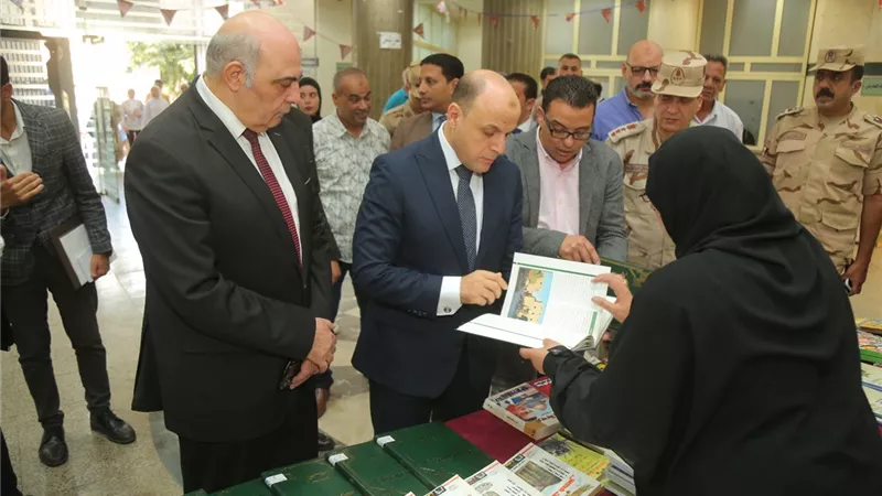 محافظ كفرالشيخ يتفقد معرض الكتاب بالمجمع الثقافي