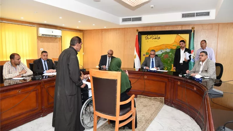 محافظ الفيوم يوجه بتوفيرفرص عمل للشباب بشركات ومصانع القطاع الخاص