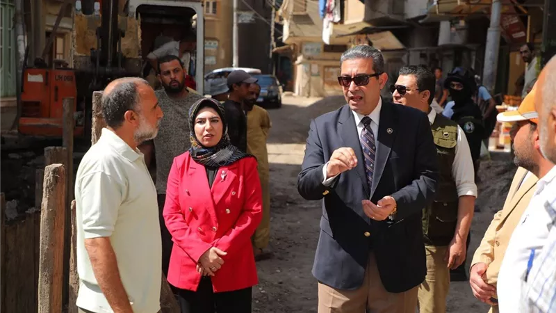 محافظ دمياط يتابع ميدانيا مشروع صرف صحي شط جريبة
