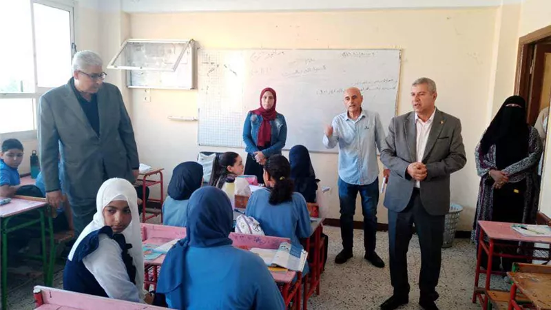 مدير التعليم يفاجئ مدارس دمياط الجديدة ويشيد بانتظام الدراسة