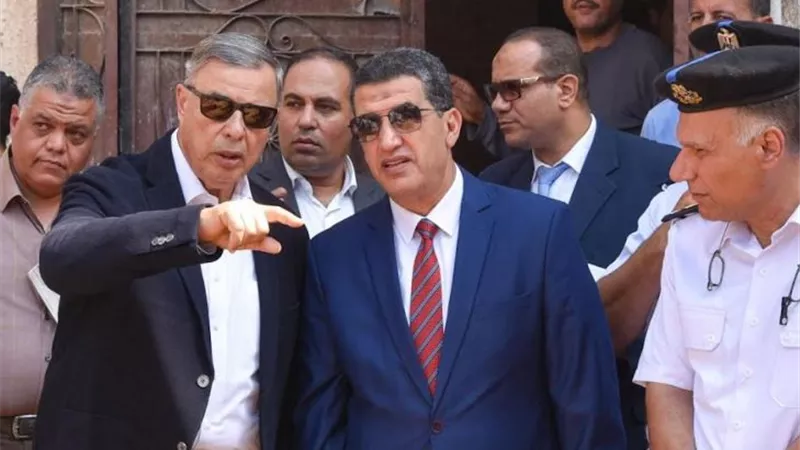 محافظ الاسكندرية يقود حملة مكبرة لازالة 5 عقارات مخالفة بالمنتزة