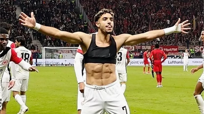 مدرب فرانكفورت : ما يفعله مرموش أمر لا يصدق ولكنه يضعنا في مأزق