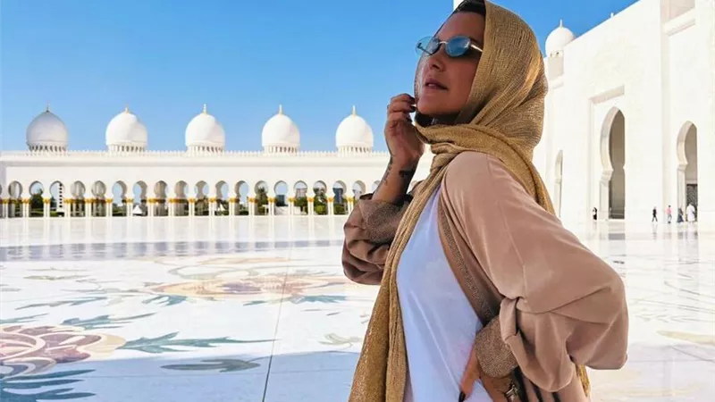 شقيقة كريستيانو رونالدو تظهر بالحجاب في مسجد الشيخ زايد بأبو ظبي