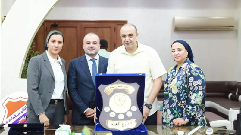 اتحاد السلاح يسلم الدرع العام إلى نادي الشمس