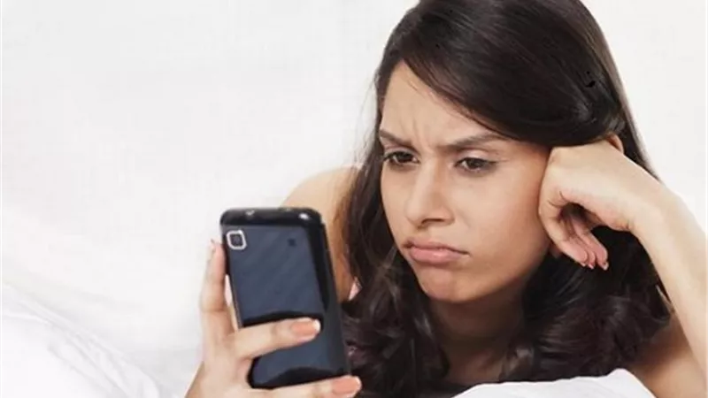 منها الإجهاد النفسي .. 8 مخاطر صحية للهاتف المحمول