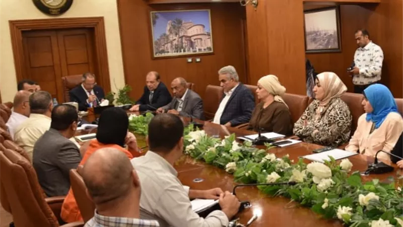 محافظ بورسعيد يستمع لمطالب المواطنين ويوجه بحلها