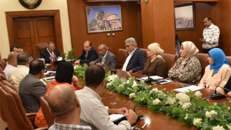 محافظ بورسعيد يستمع لمطالب المواطنين ويوجه بحلها
