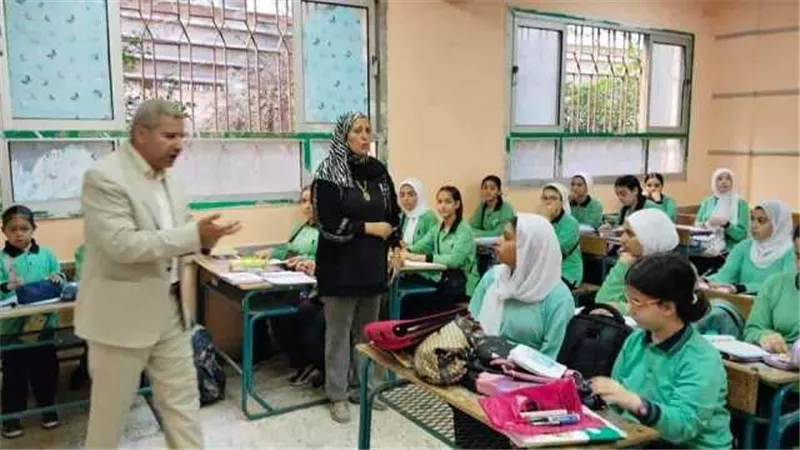 مدير تعليم دمياط يفاجئ مدرسة النيل للبنات ويشيد بإنتظام الدراسة