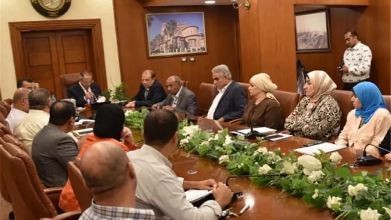 محافظ بورسعيد يستمع لمطالب المواطنين ويوجه بحلها