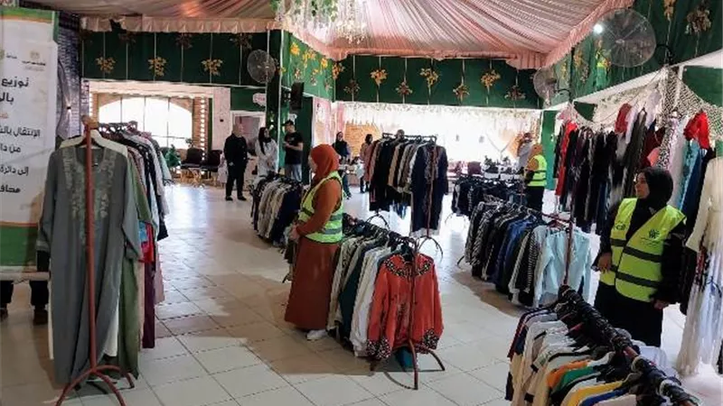توزيع ملابس جديدة مجانا على الأسر الاولى بالرعاية بقرى الحسينية