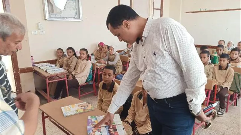 وكيل وزارة التعليم بقنا يحيل مدير مدرسة أبو حزام للتحقيق